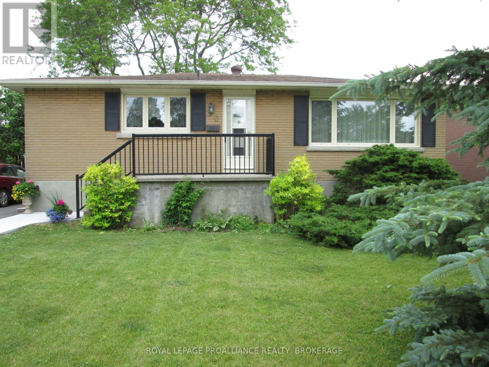 Photo 1 of 20 — 50 CAMPBELL CRESCENT, Kingston (Central City West), ON K7M1Z5