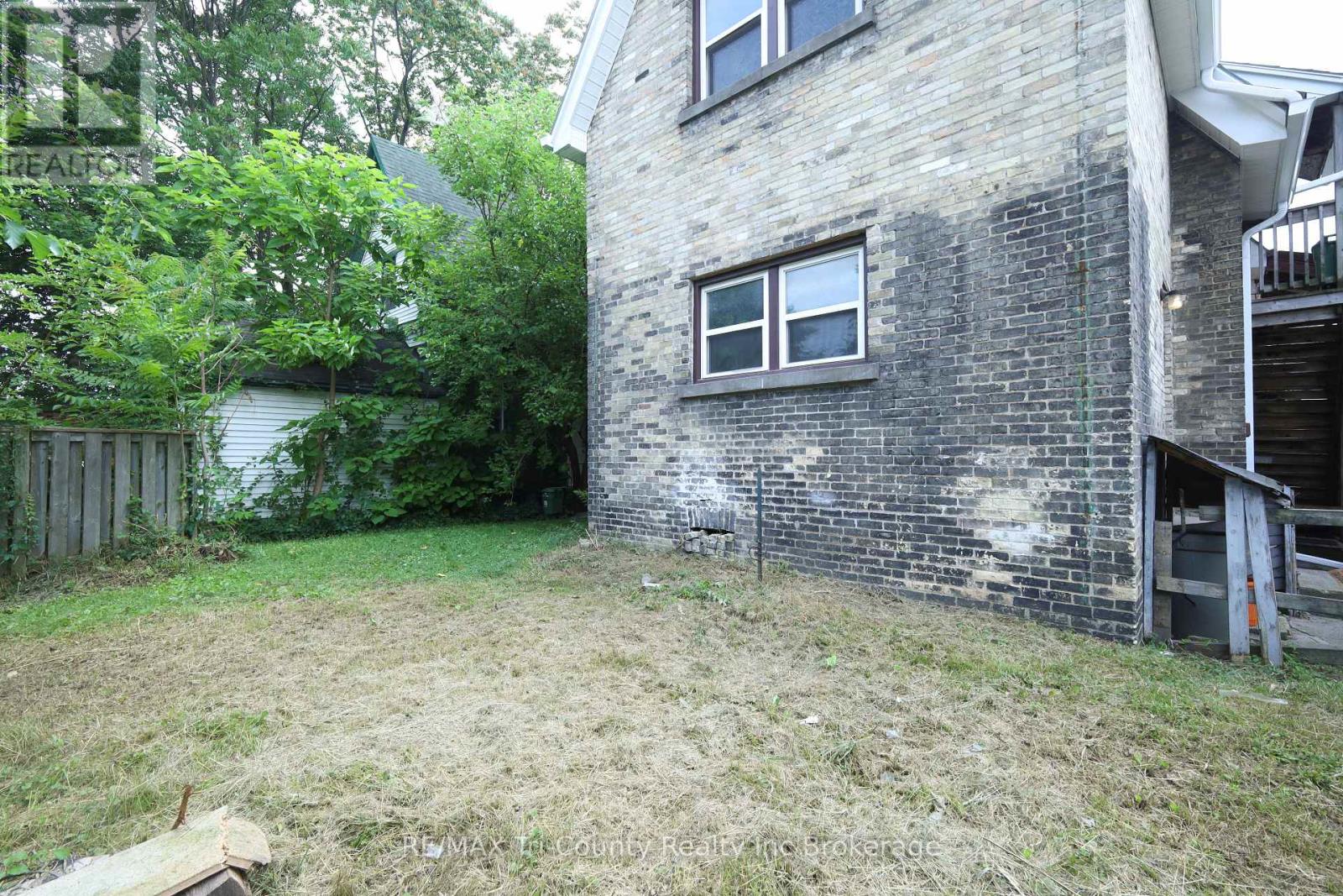 358 GLEBE STREET E