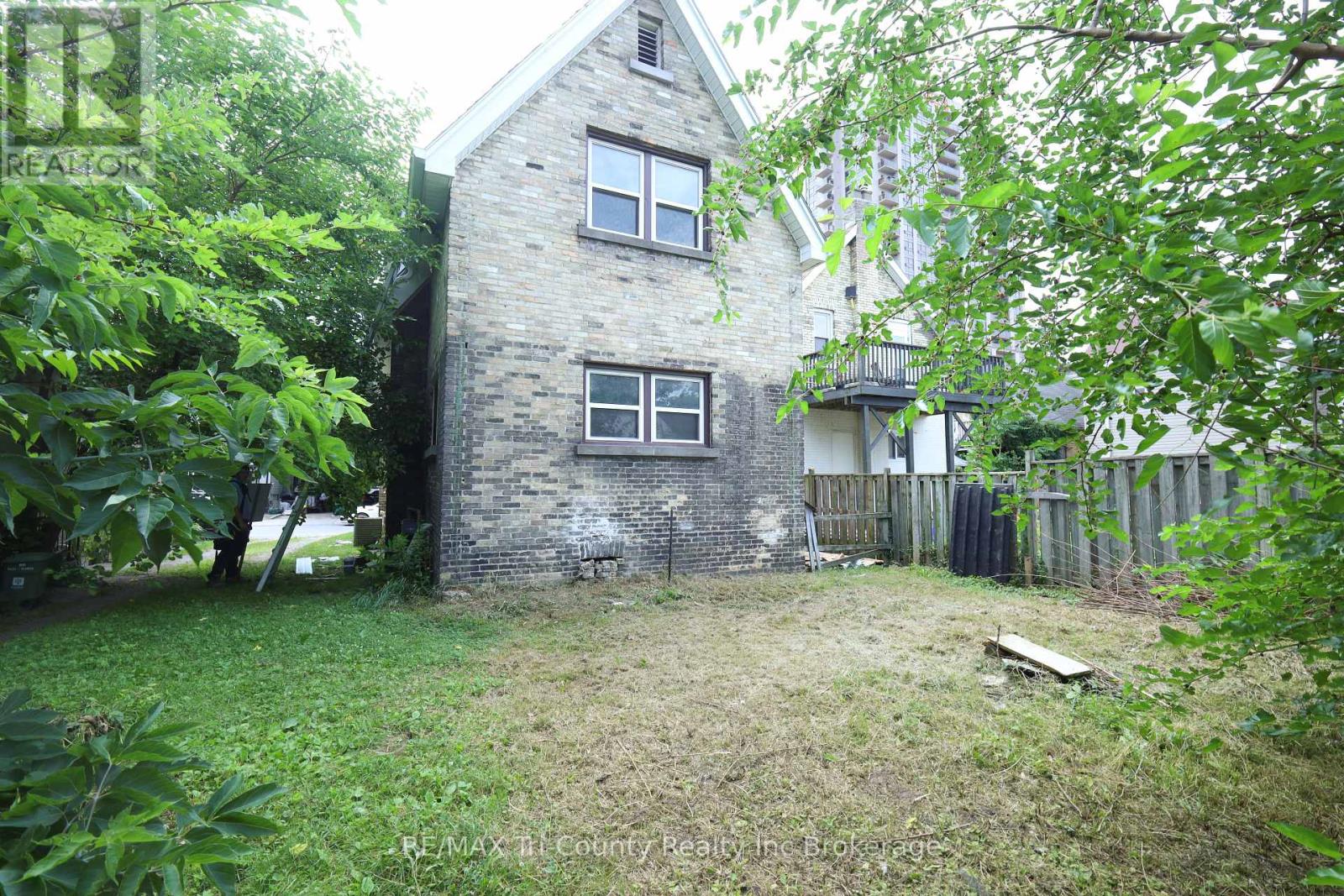 358 GLEBE STREET E