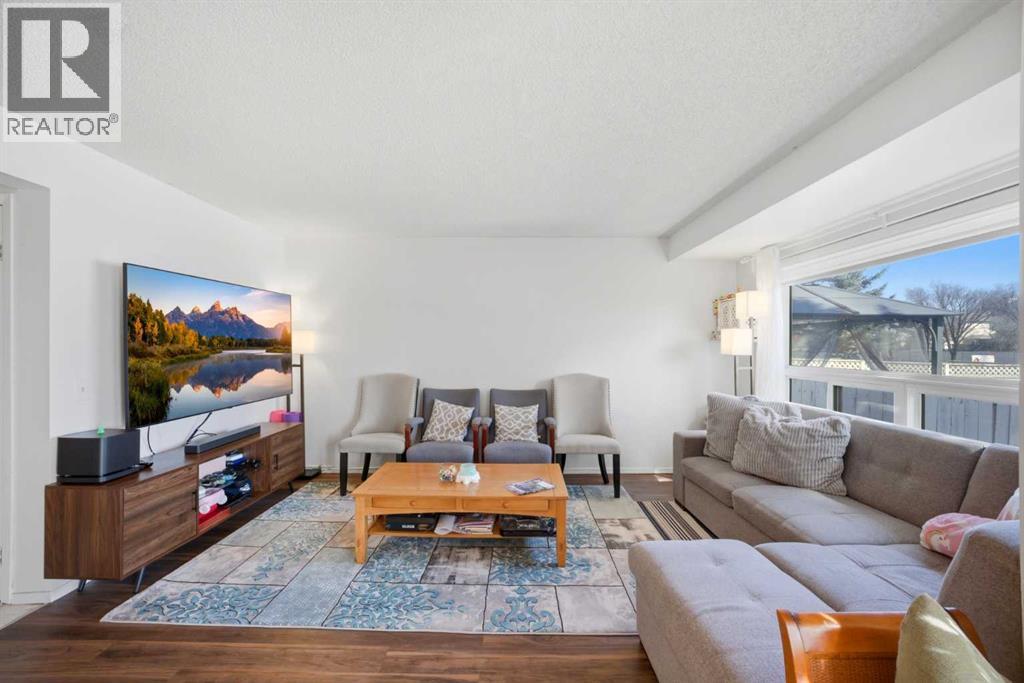 80 Martinglen Way NE