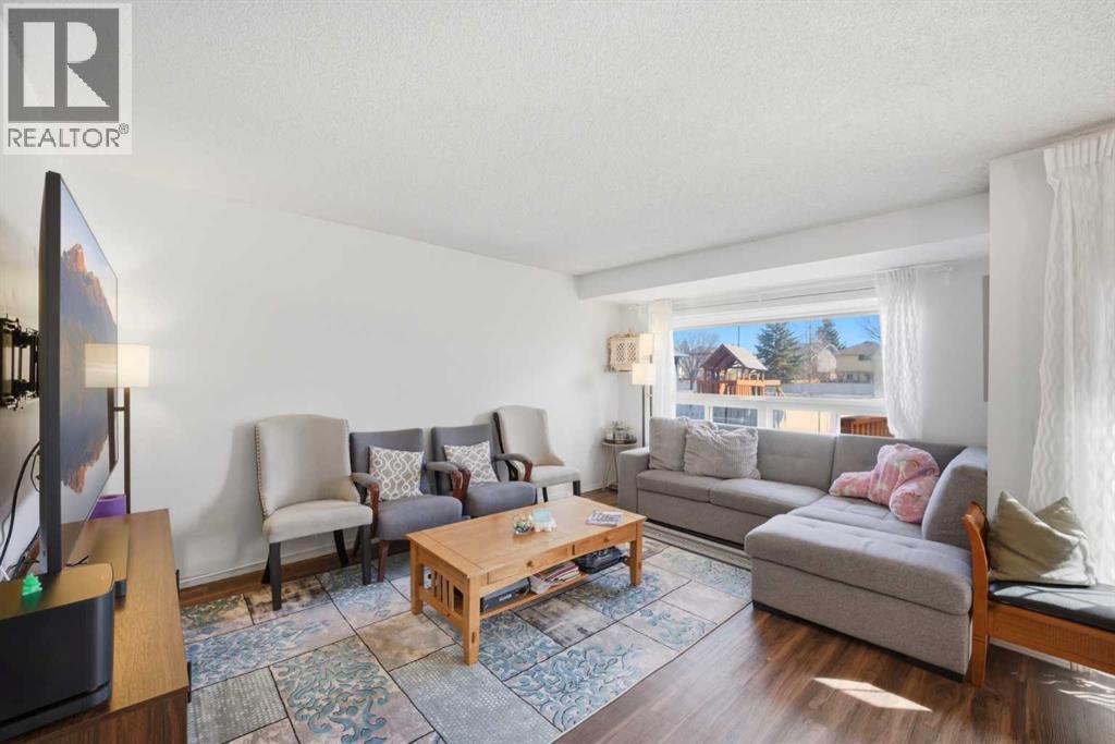 80 Martinglen Way NE