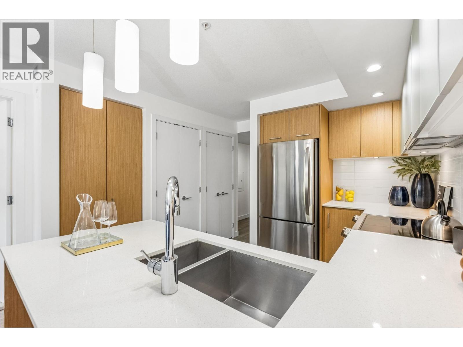 211 221 E 3RD STREET