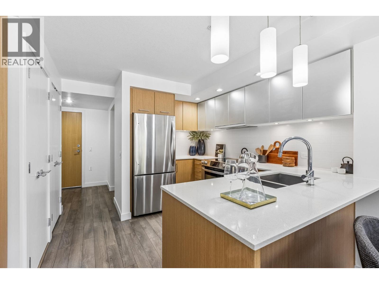 211 221 E 3RD STREET