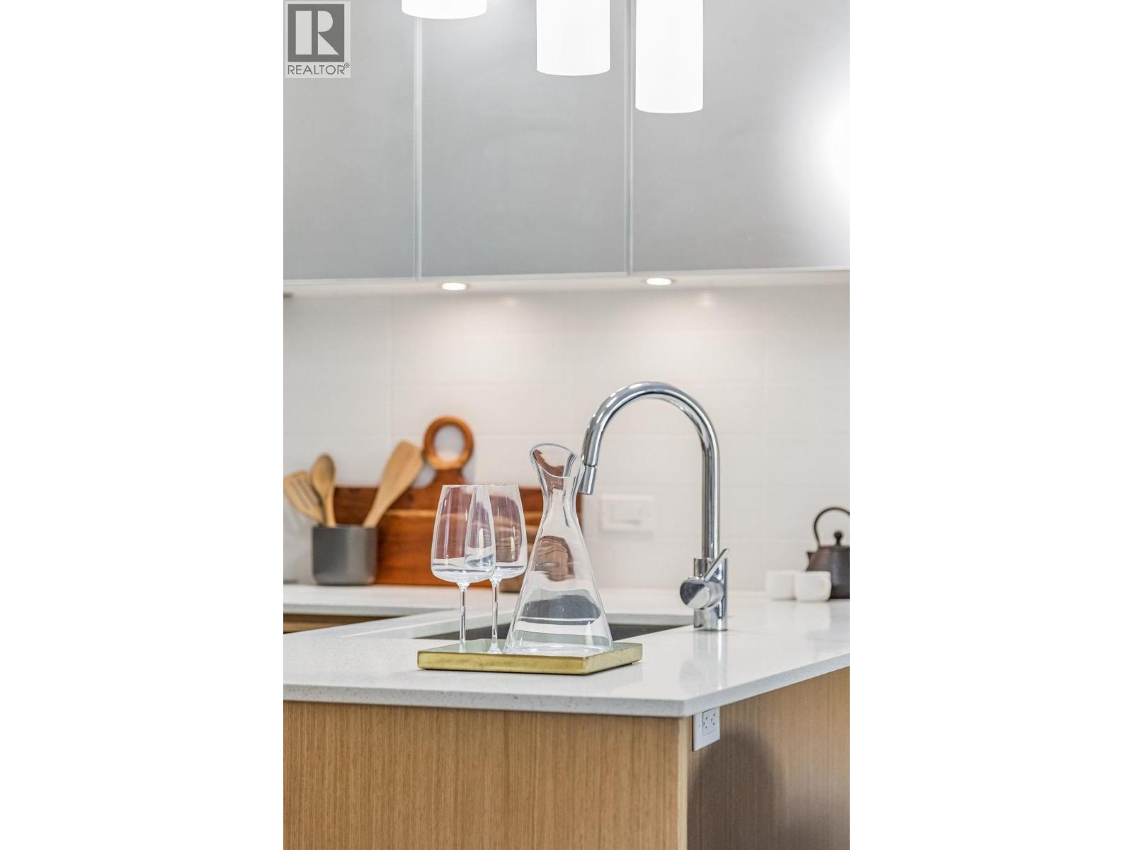 211 221 E 3RD STREET