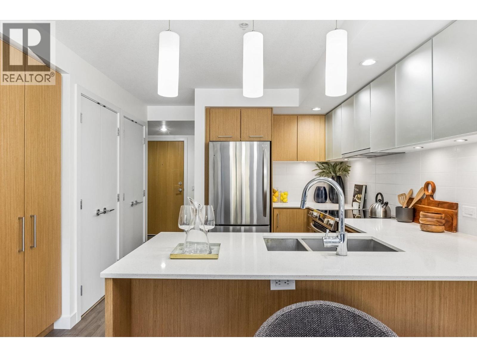 211 221 E 3RD STREET