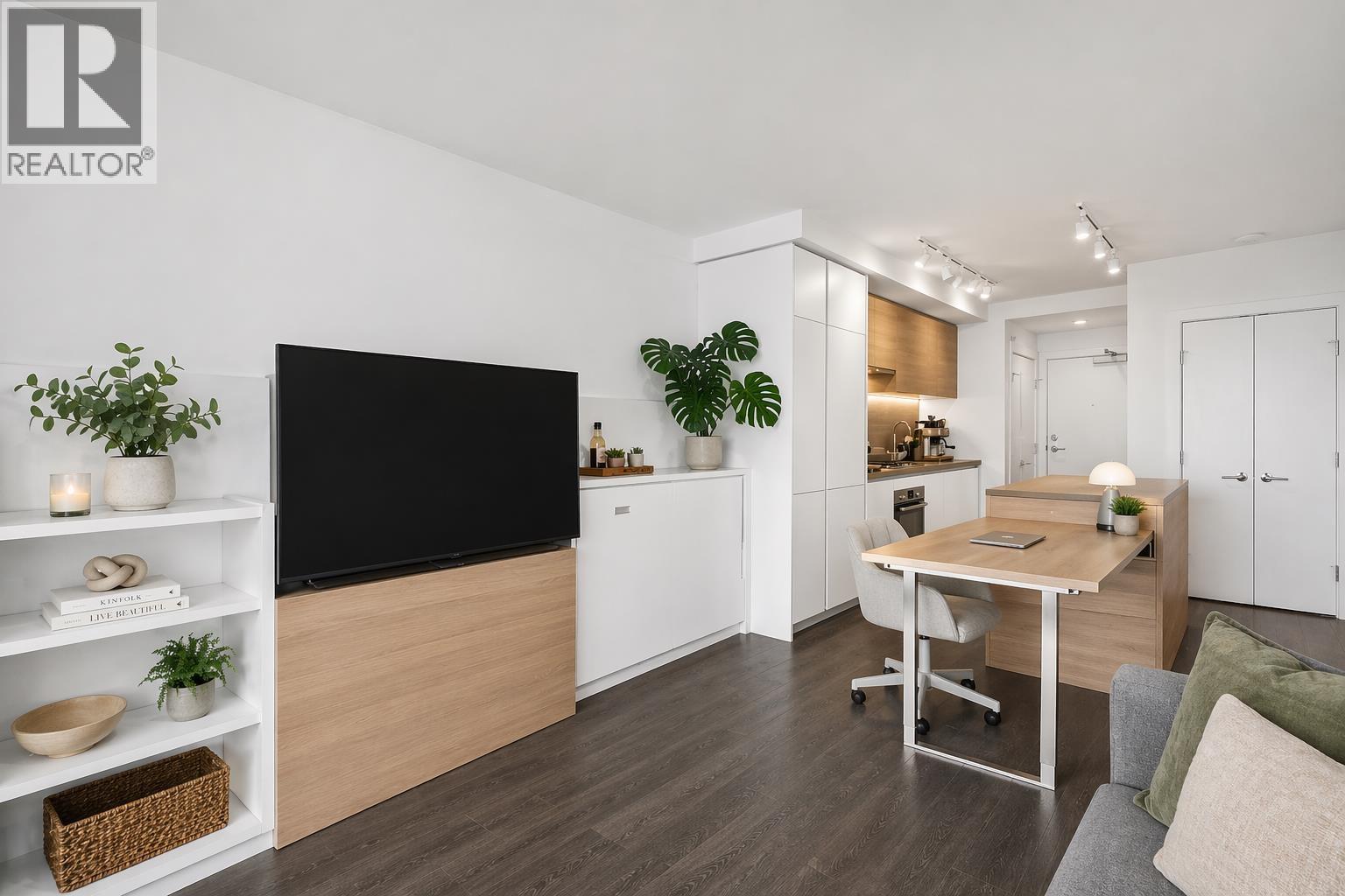 2601 652 WHITING WAY