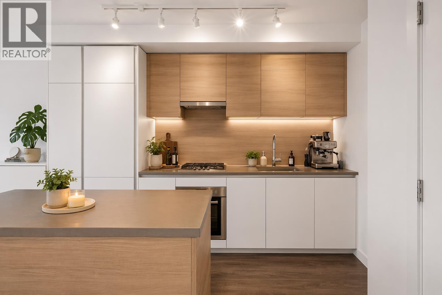 2601 652 WHITING WAY