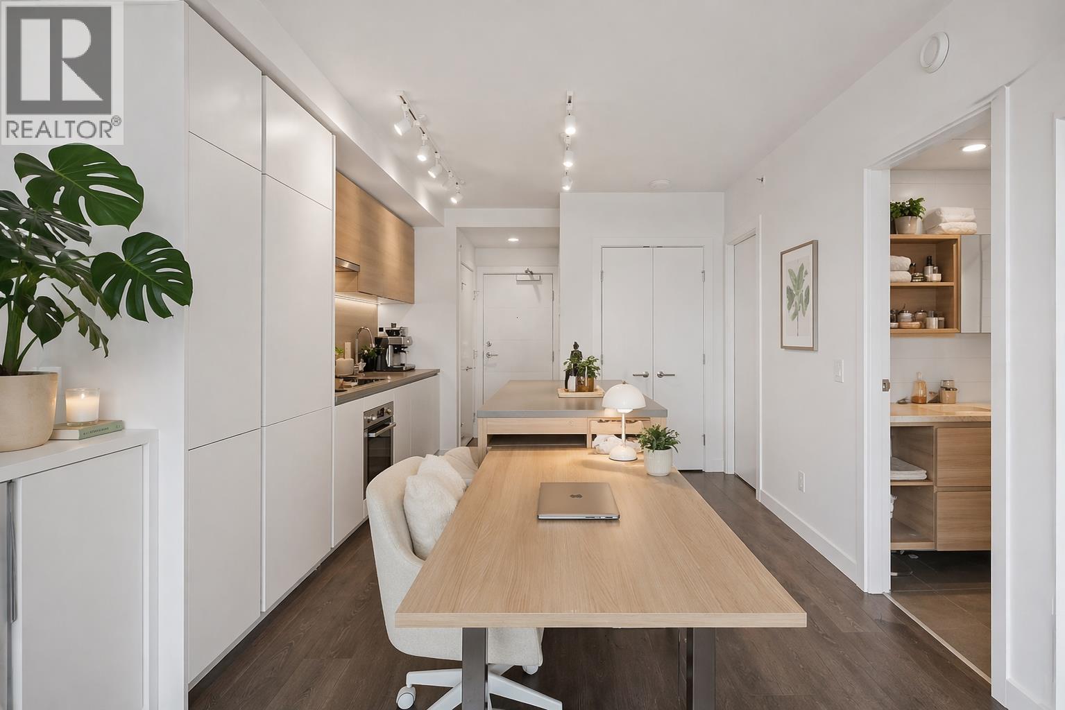 2601 652 WHITING WAY