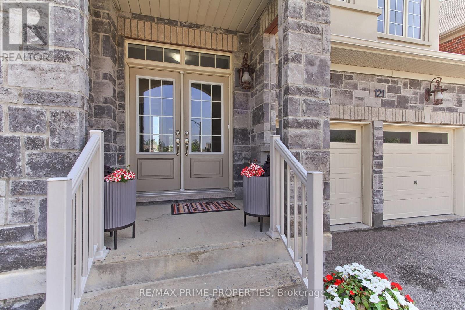 121 ROBERT WILSON CRESCENT
