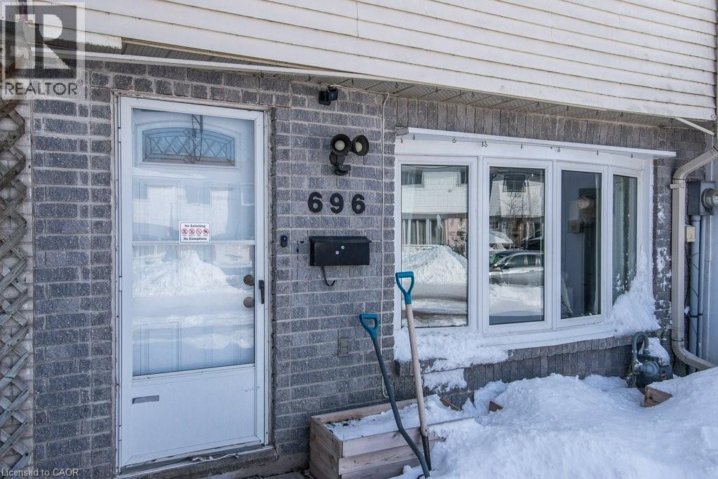 696 PARKVIEW Crescent