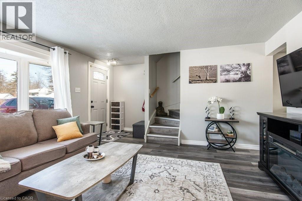 696 PARKVIEW Crescent