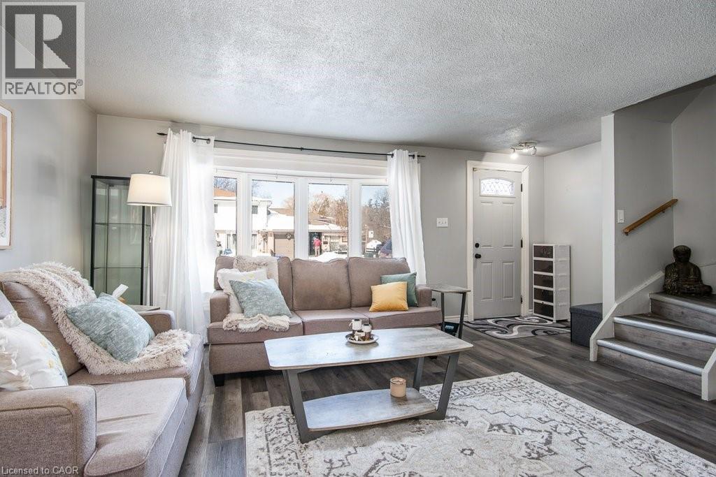 696 PARKVIEW Crescent