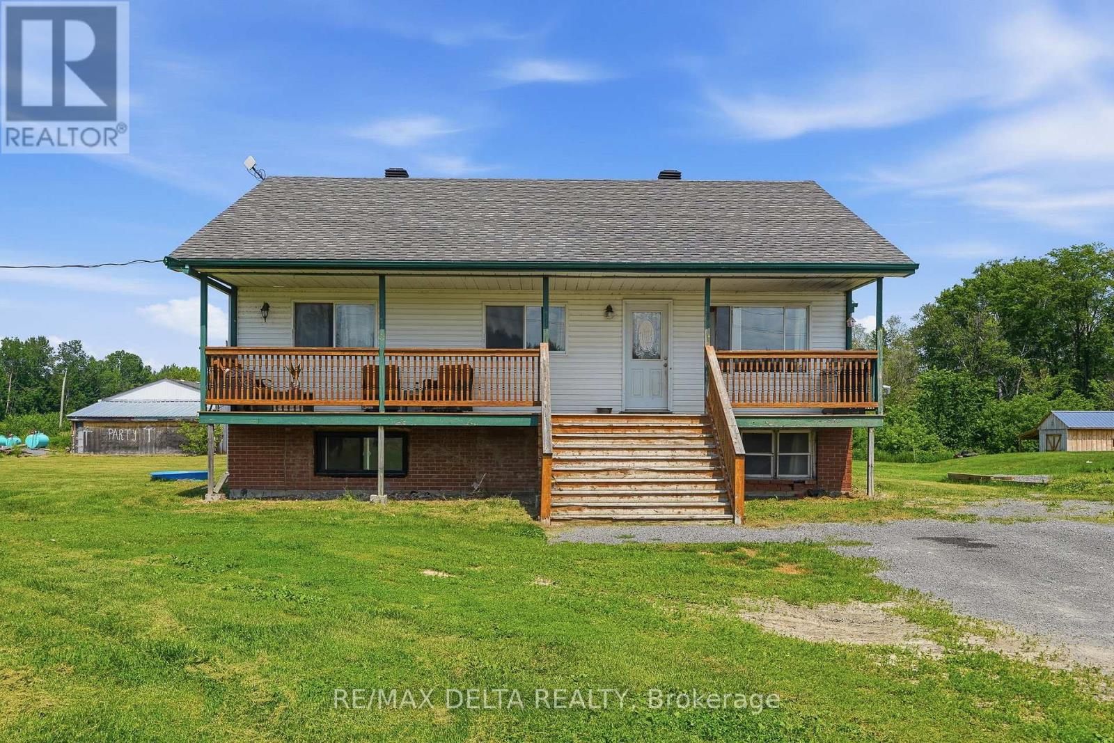 Photo 1 of 34 — 1553 DU LAC ROAD, Clarence-Rockland, ON K0A3N0
