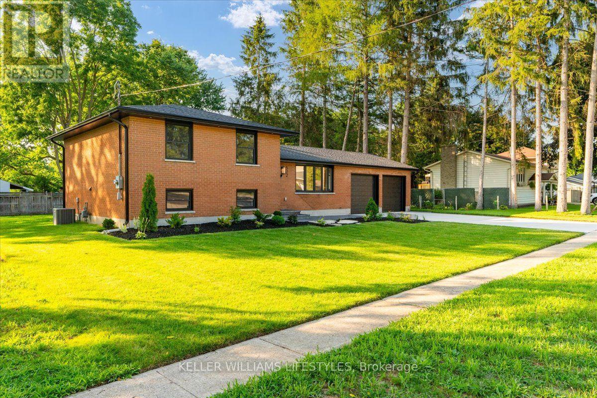 572 CHURCHILL CRESCENT
