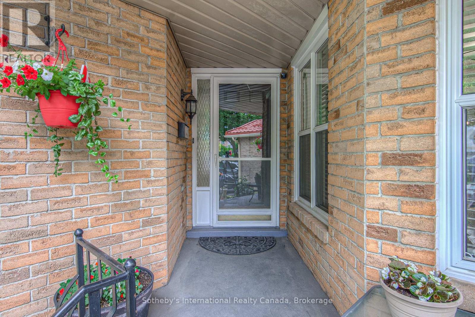 157 TWIN CRESCENT
