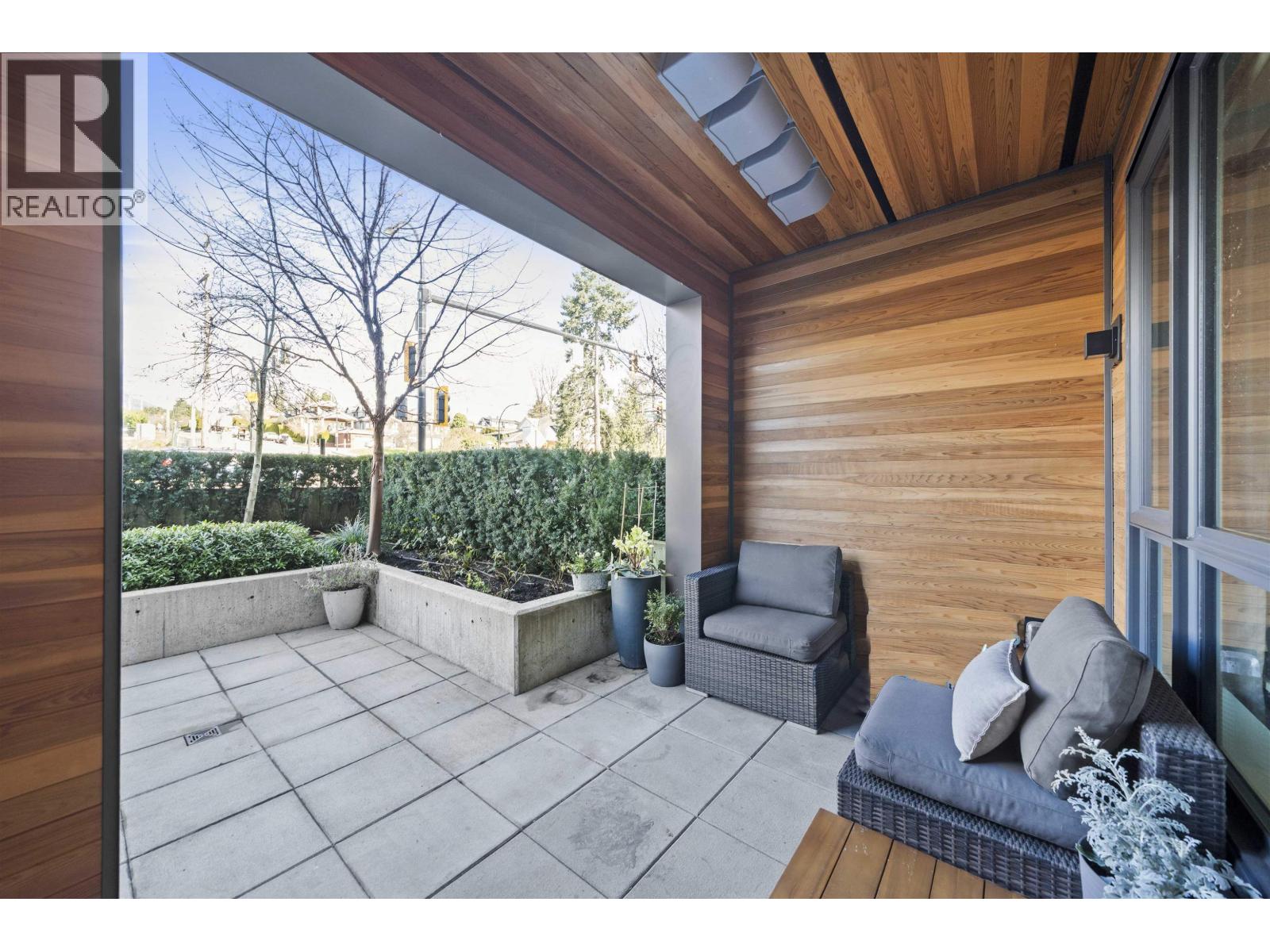 116 747 E 3RD STREET