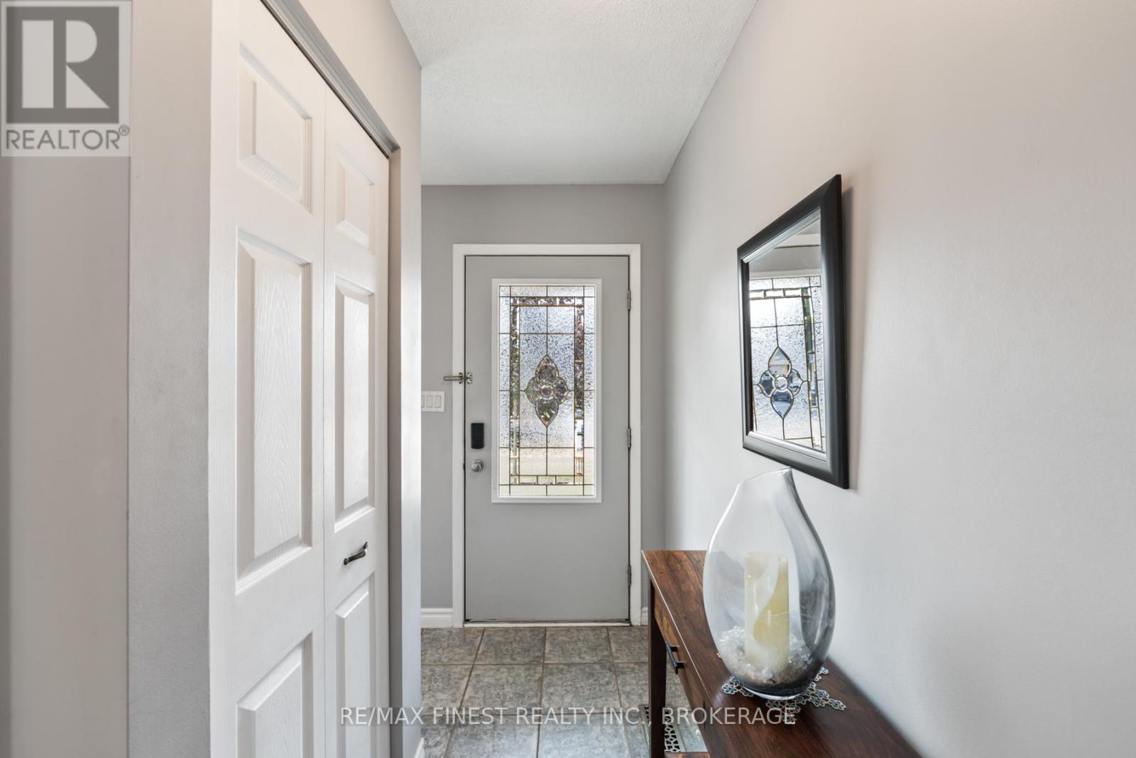 984 LINCOLN DRIVE