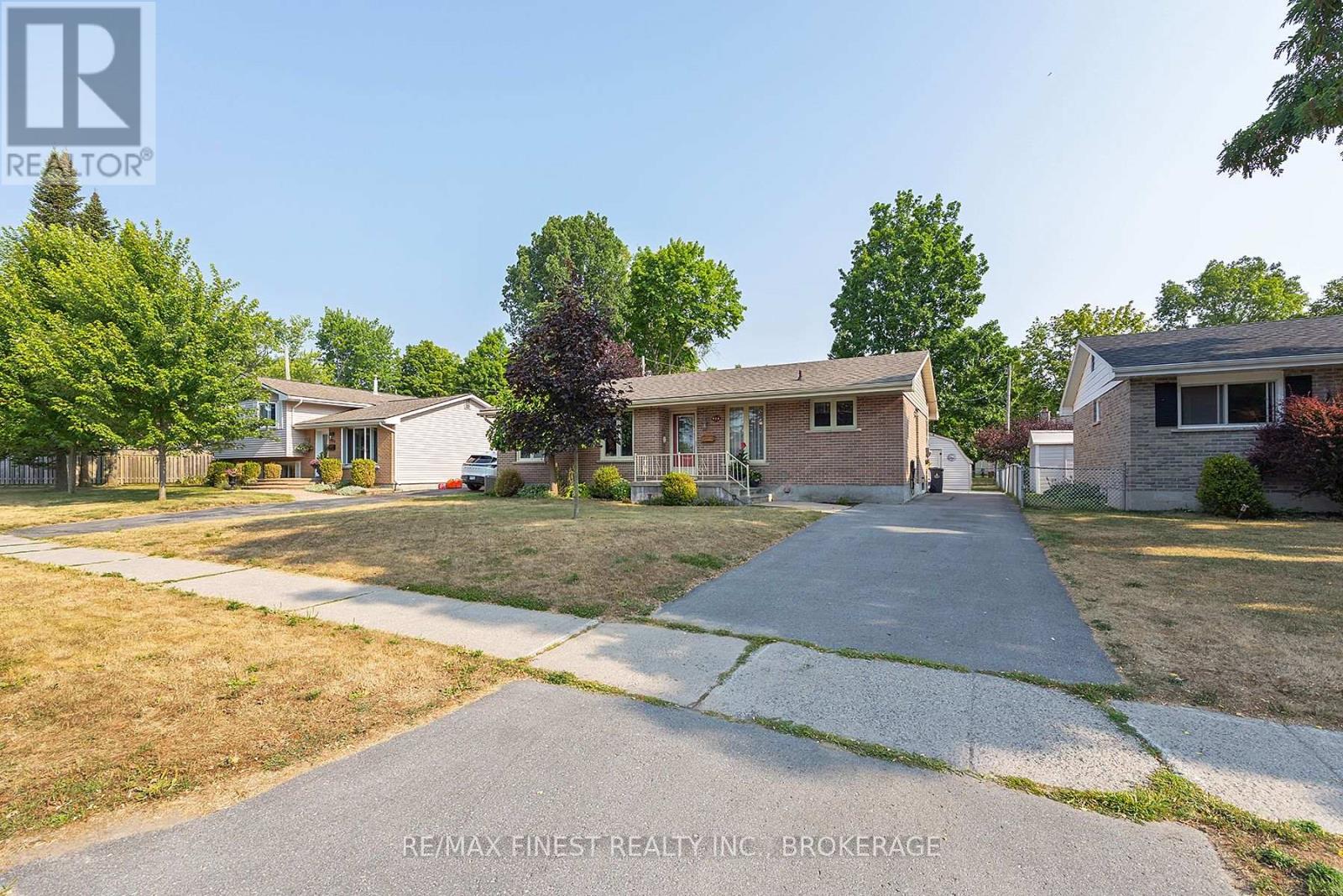 984 LINCOLN DRIVE