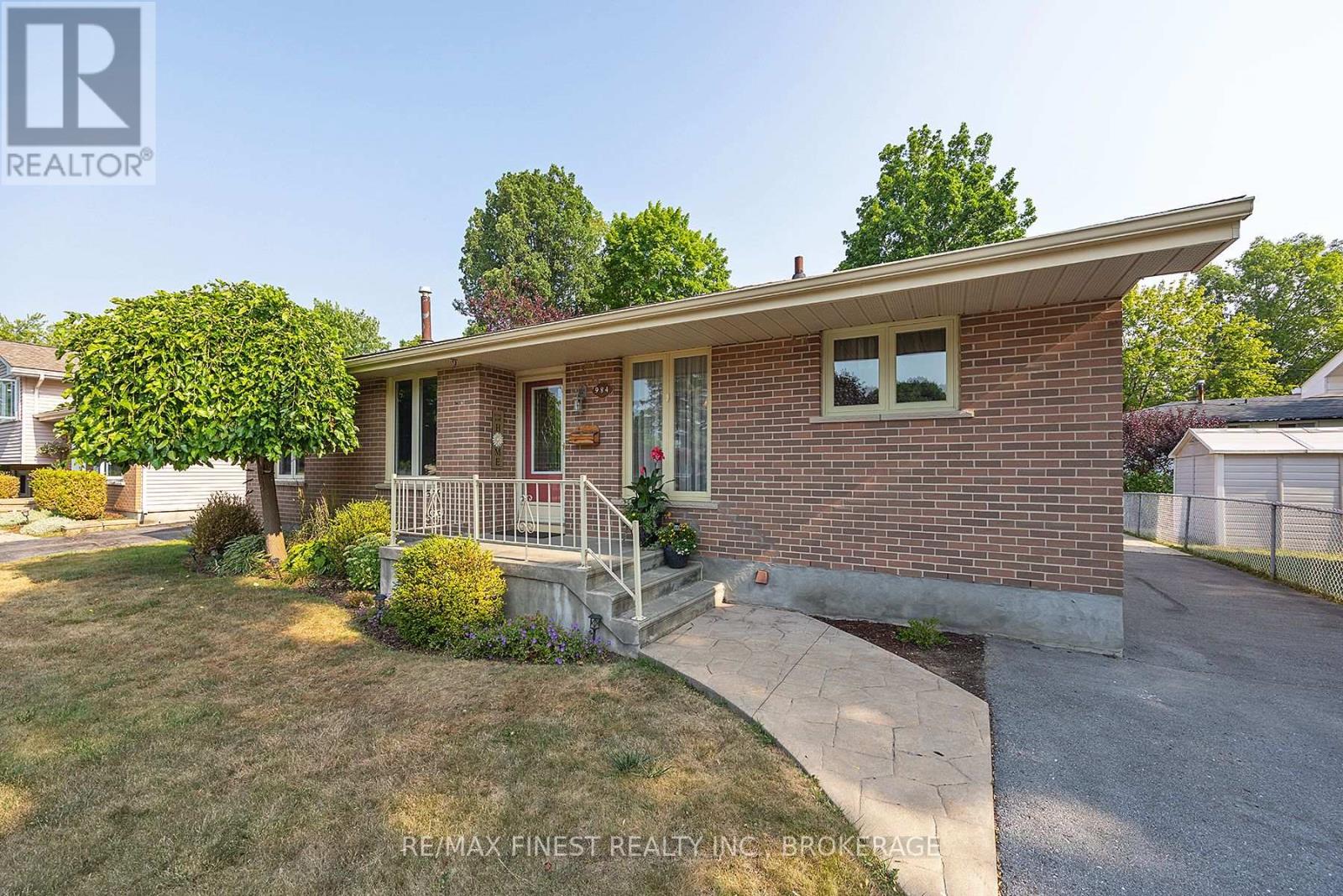 984 LINCOLN DRIVE