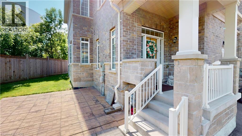 16 RIDGEGATE Crescent