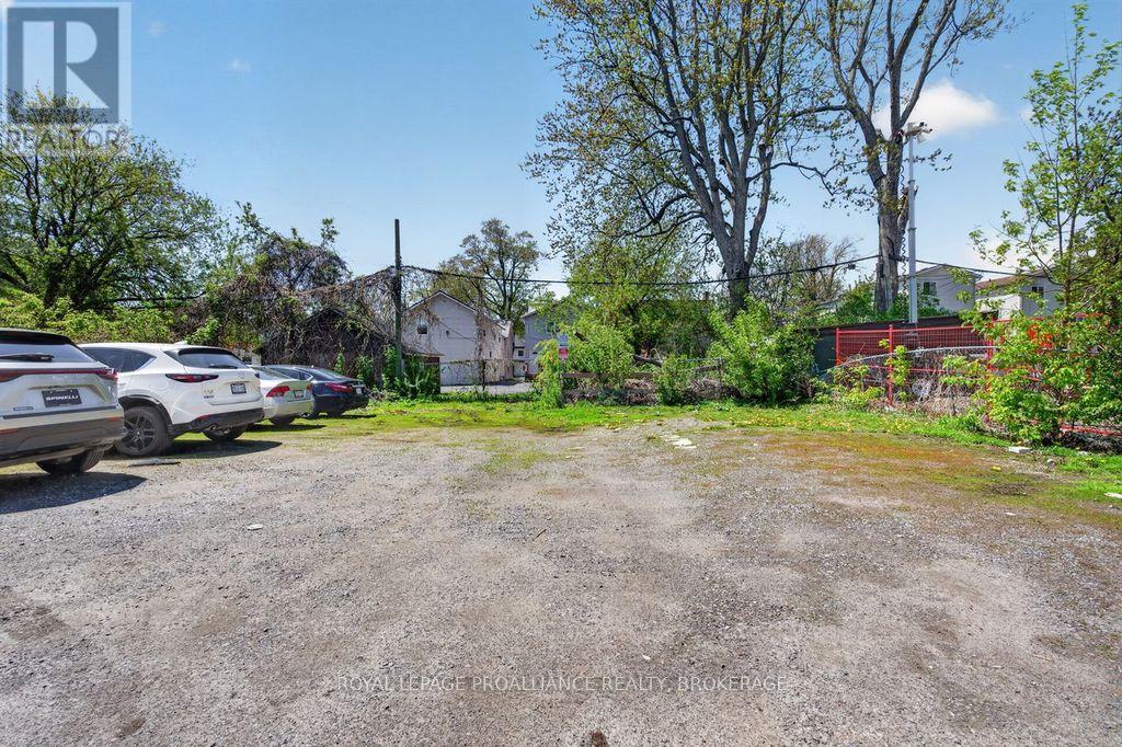 230-228-226 UNIVERSITY AVENUE E