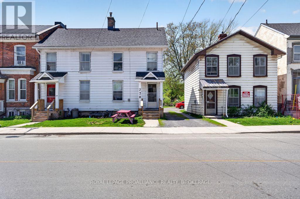 230-228-226 UNIVERSITY AVENUE E