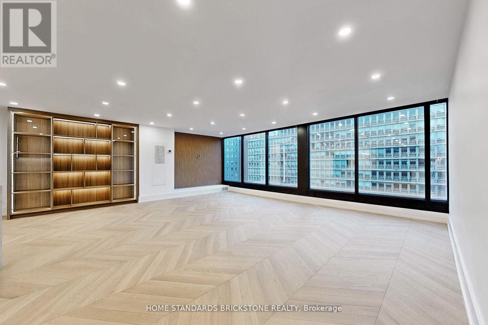 Photo 1 of 49 — 1009 - 110 BLOOR STREET W Unit 1009, Toronto (Annex), ON M5S2W7