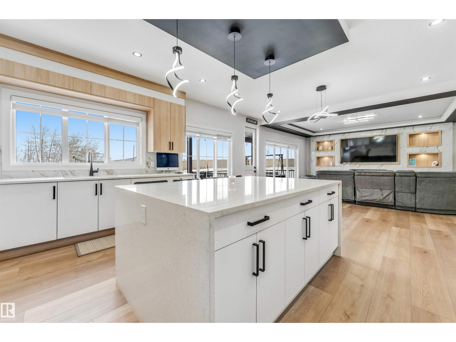 304 33 AV NW