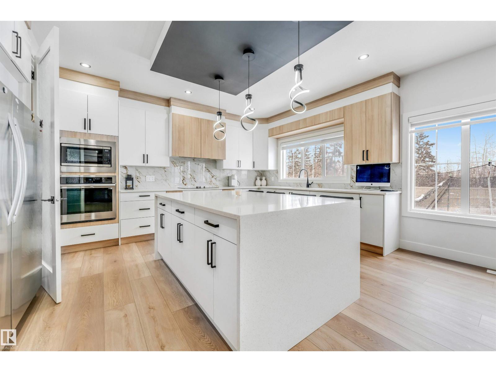 304 33 AV NW