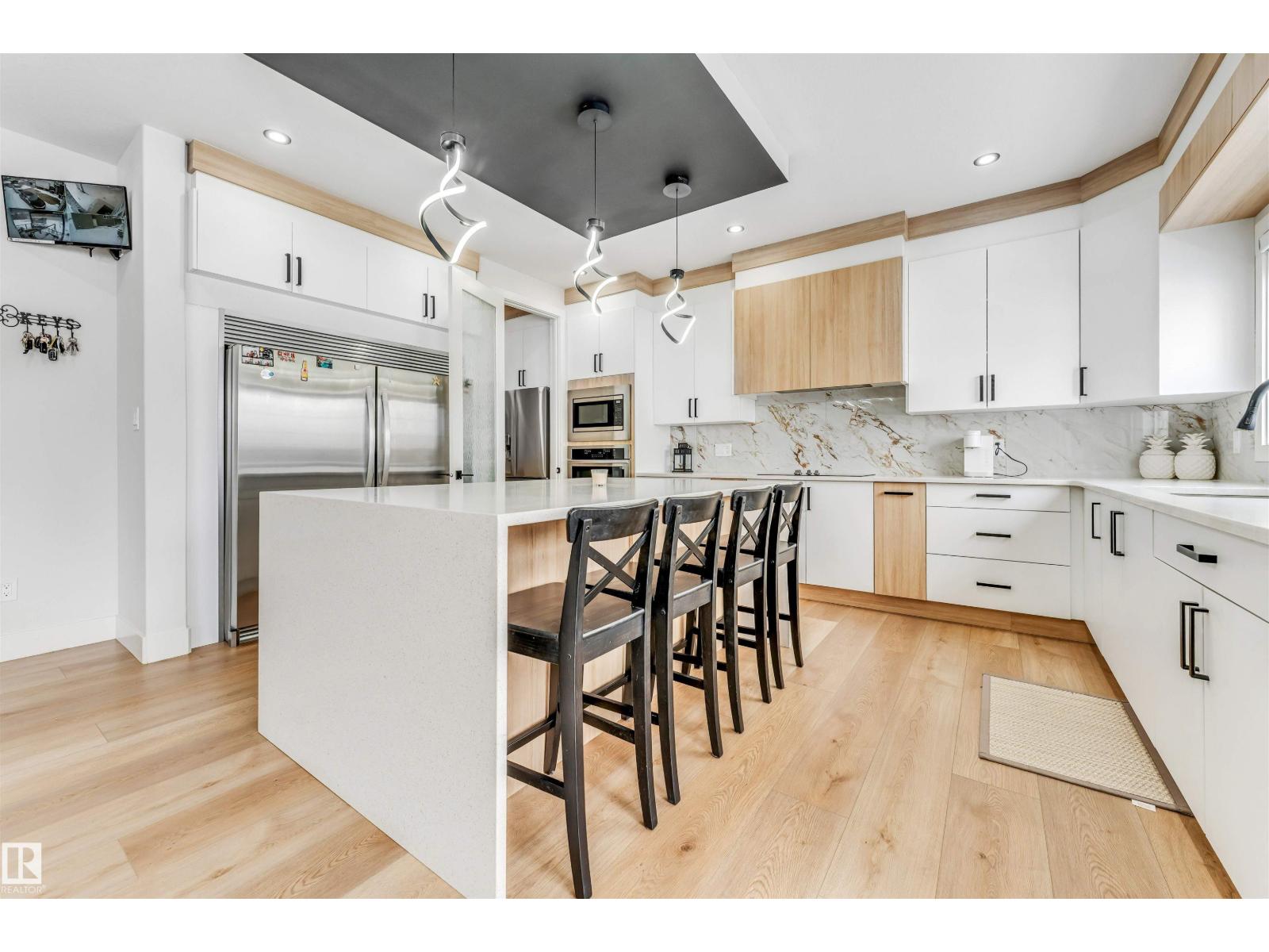 304 33 AV NW