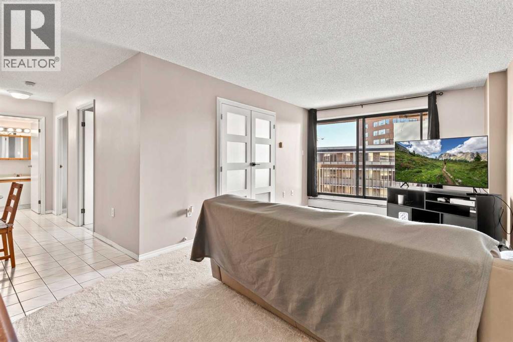 704, 718 12 Avenue SW