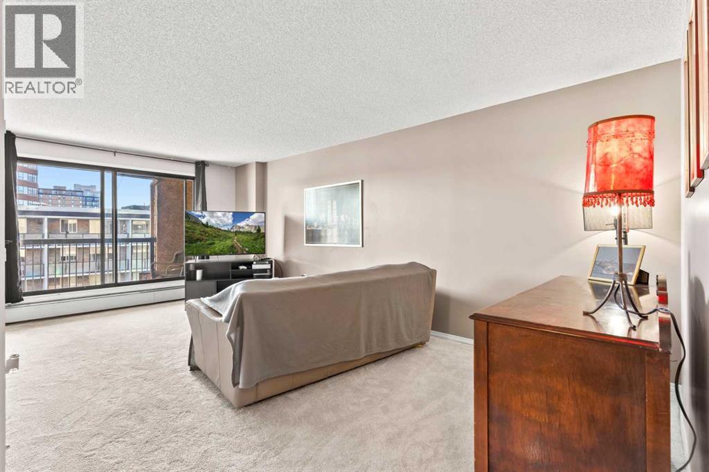 704, 718 12 Avenue SW