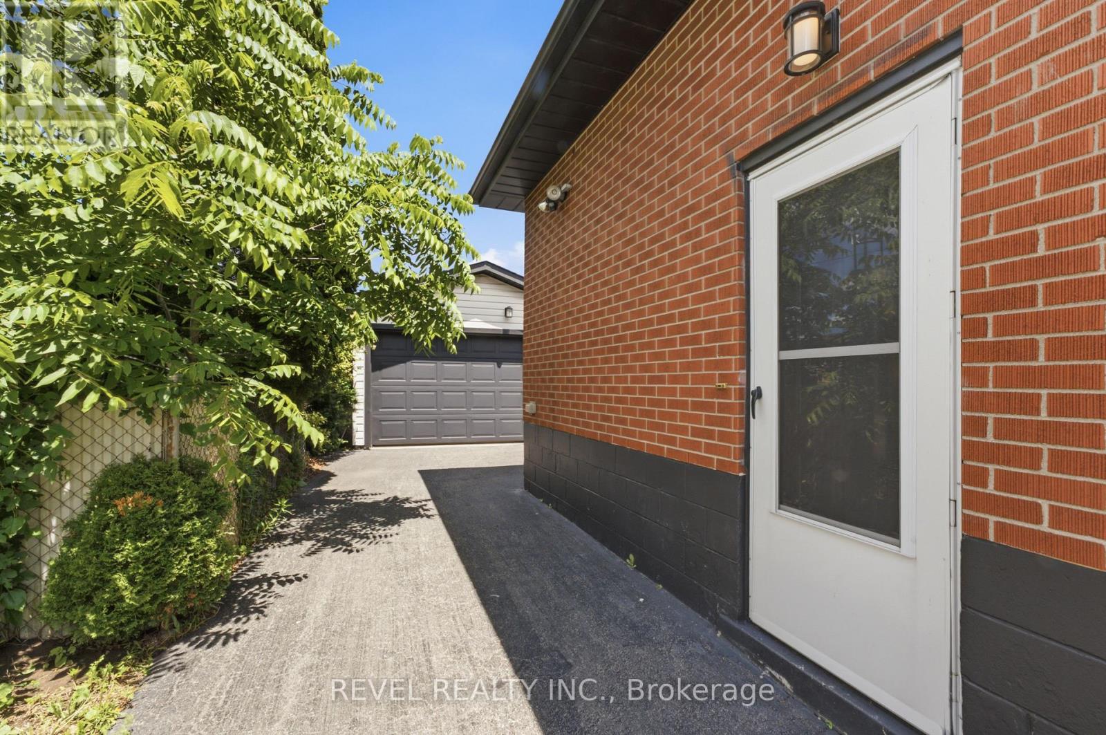 1141 MOHAWK ROAD E