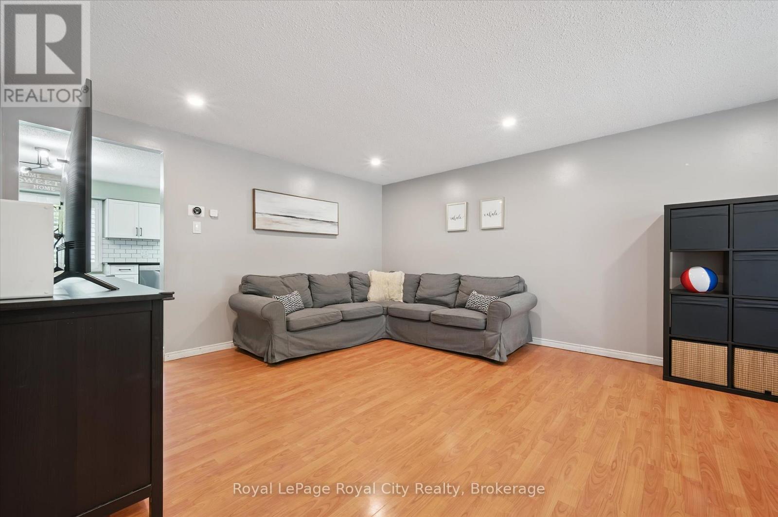 66 CLUTHE CRESCENT