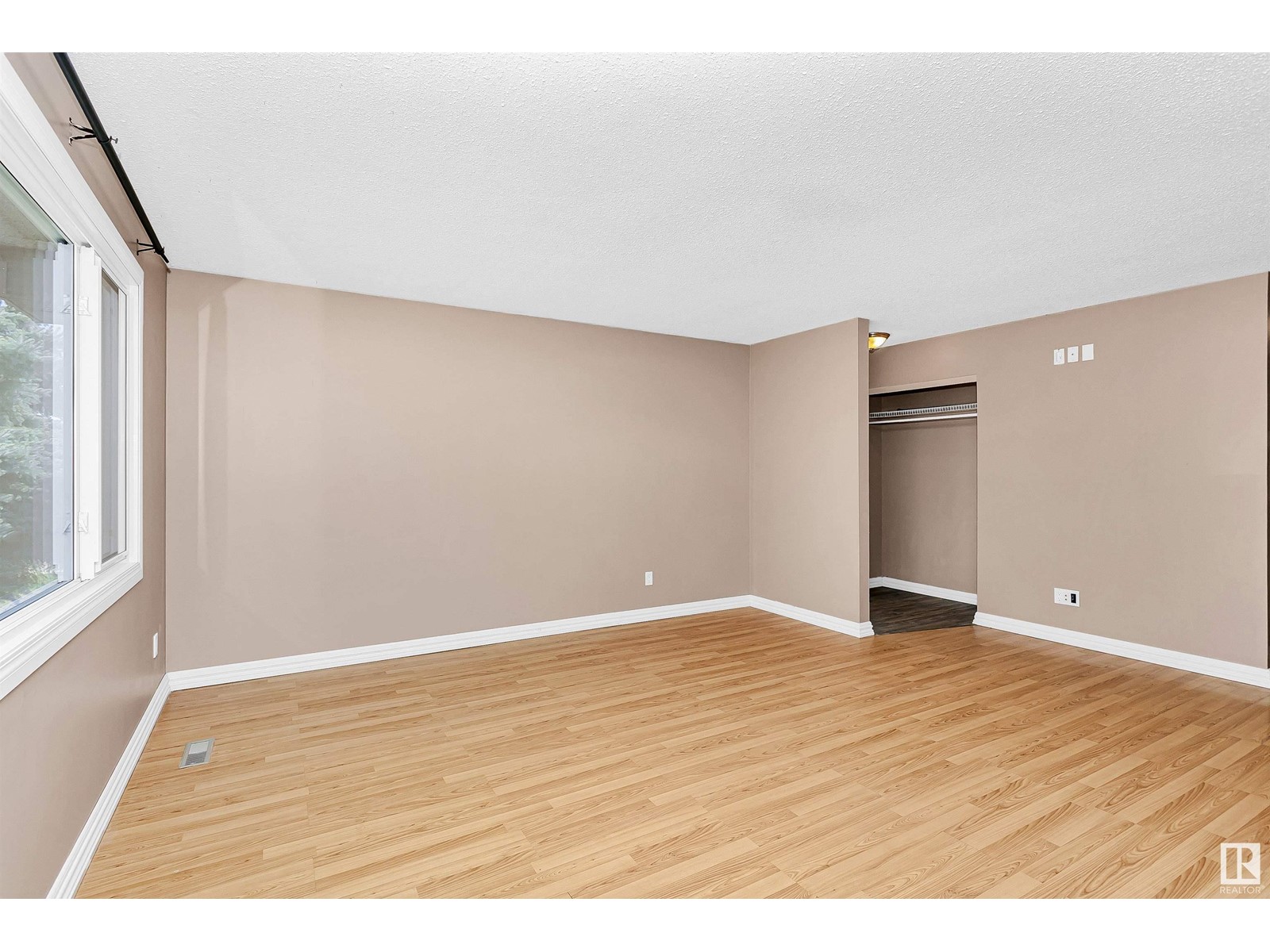 11519 138 AV NW