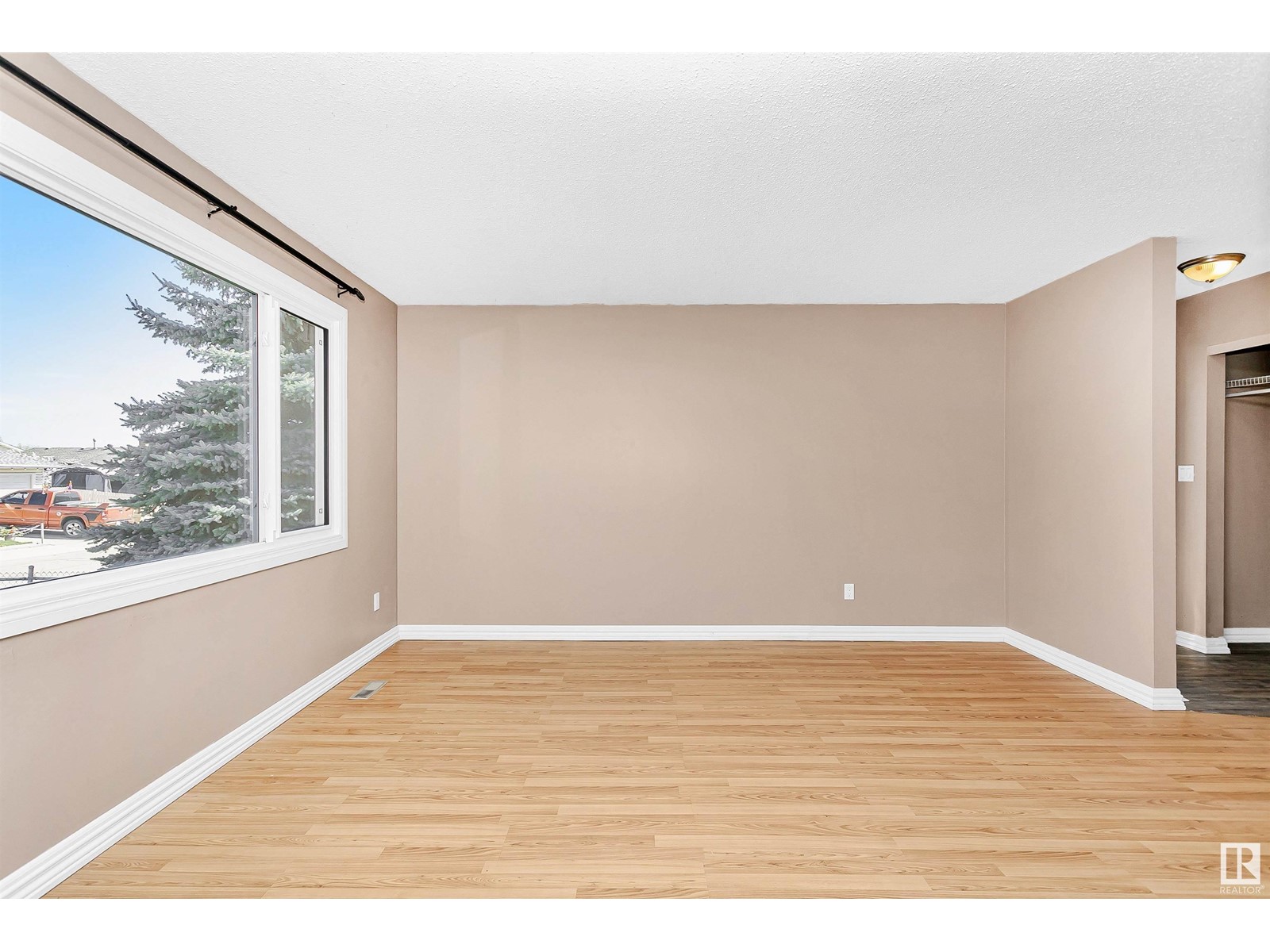 11519 138 AV NW
