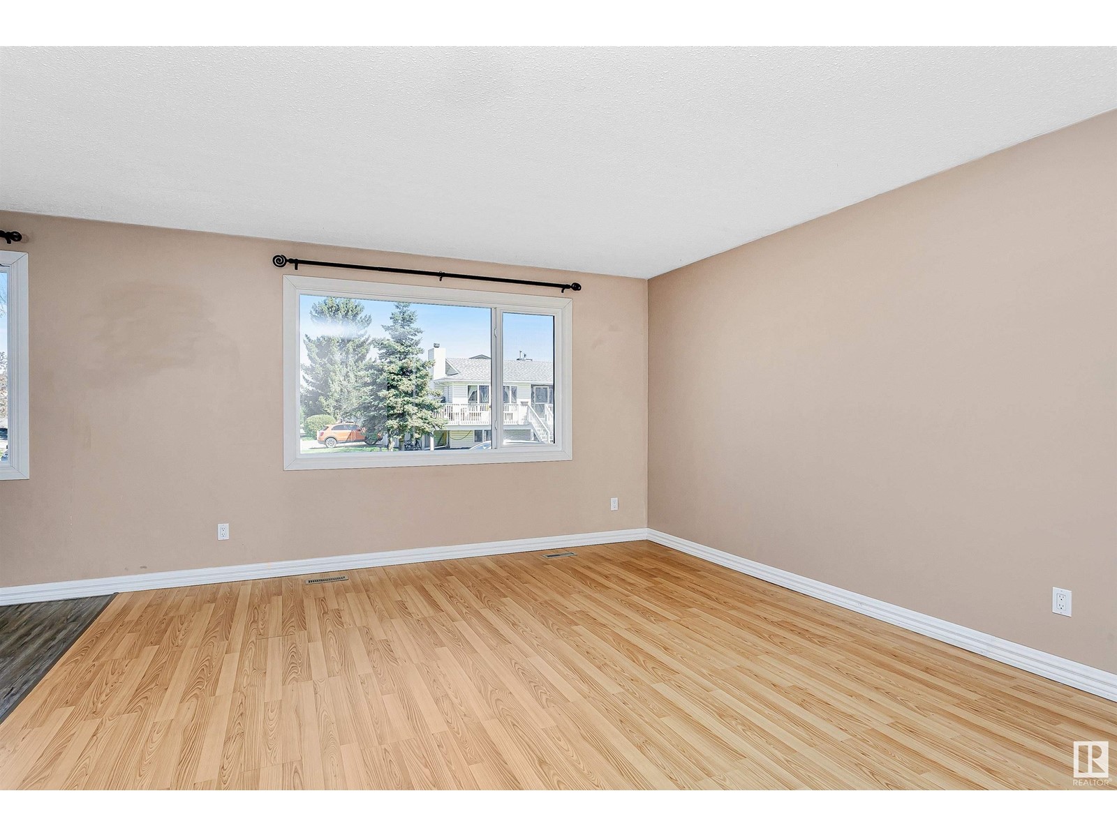 11519 138 AV NW