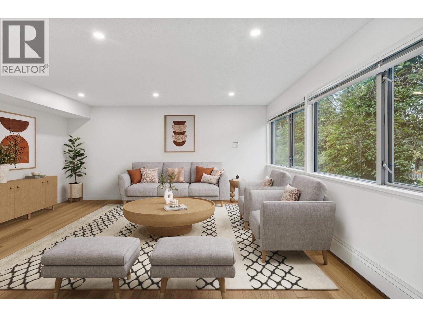 879 WESTVIEW CRESCENT