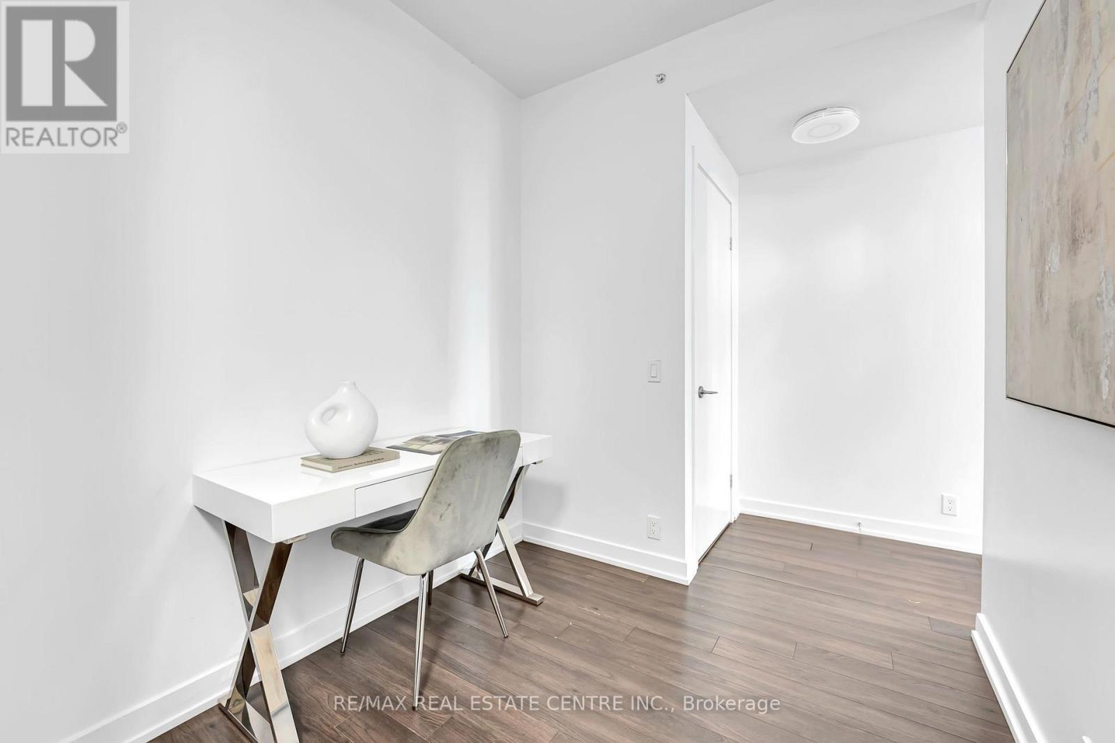 809 - 10 PARK LAWN ROAD