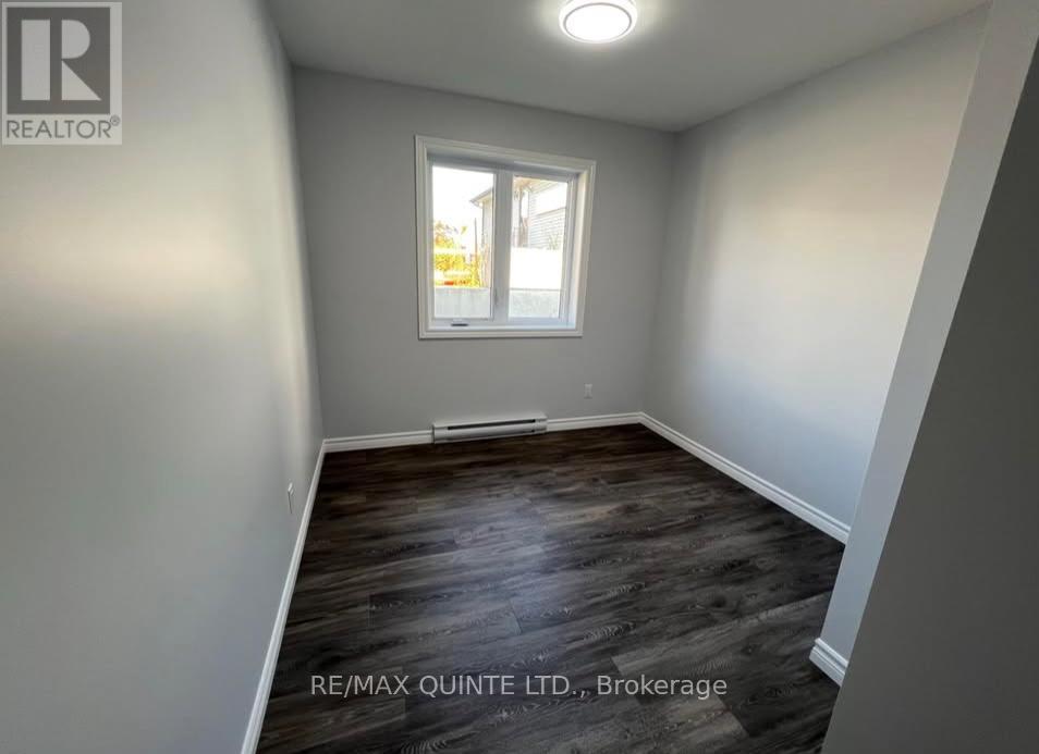 198 DUNDAS STREET E