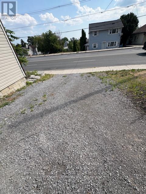 198 DUNDAS STREET E