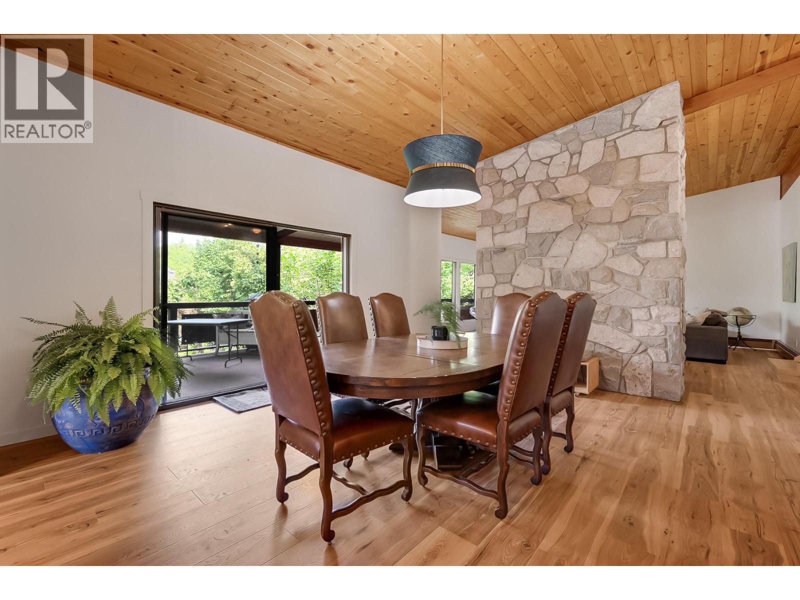 1590 Willow Crescent