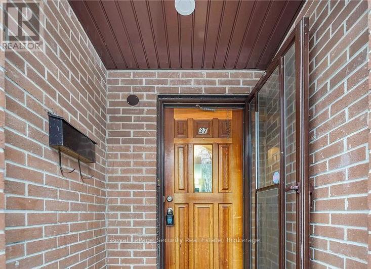 124 - 37 DARRAS COURT