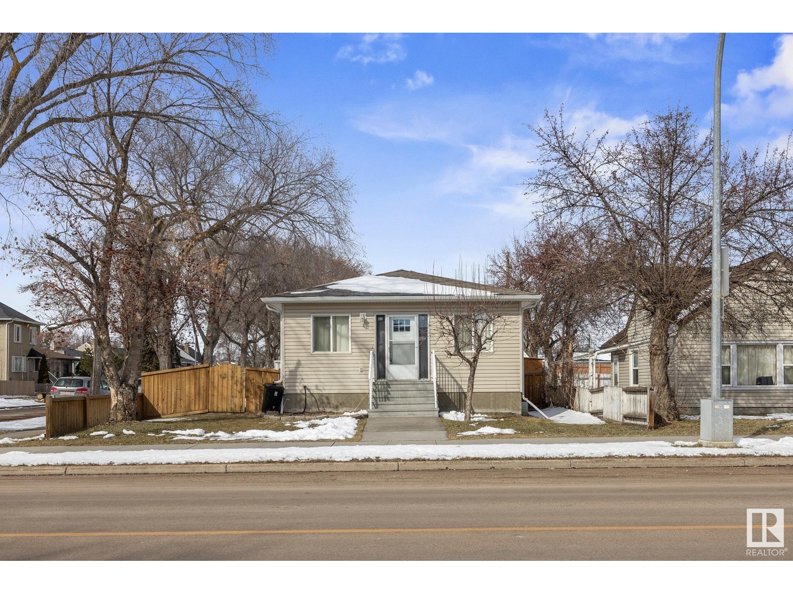 9530 122 AV NW