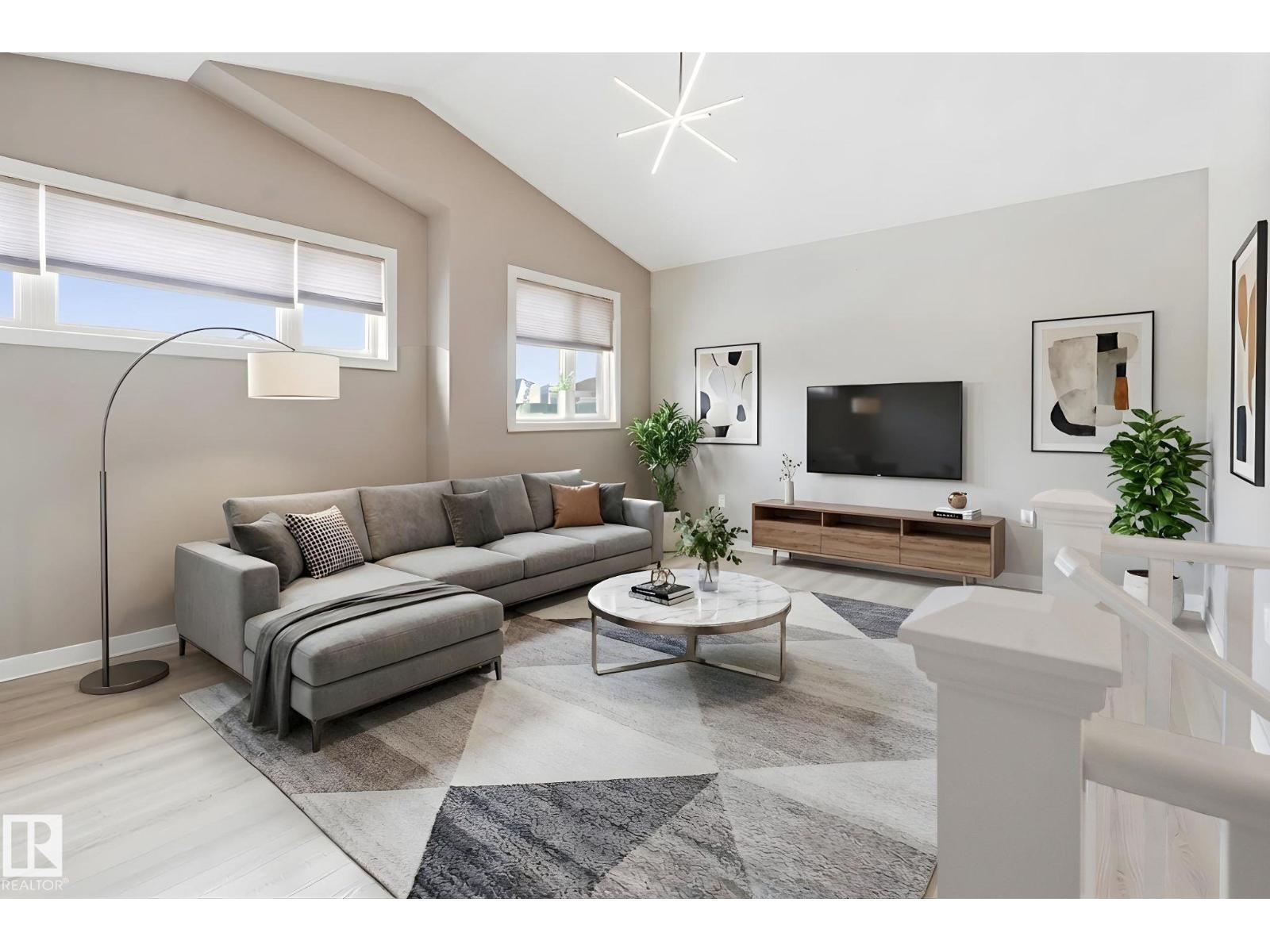 467 Ainslie Crescent SW