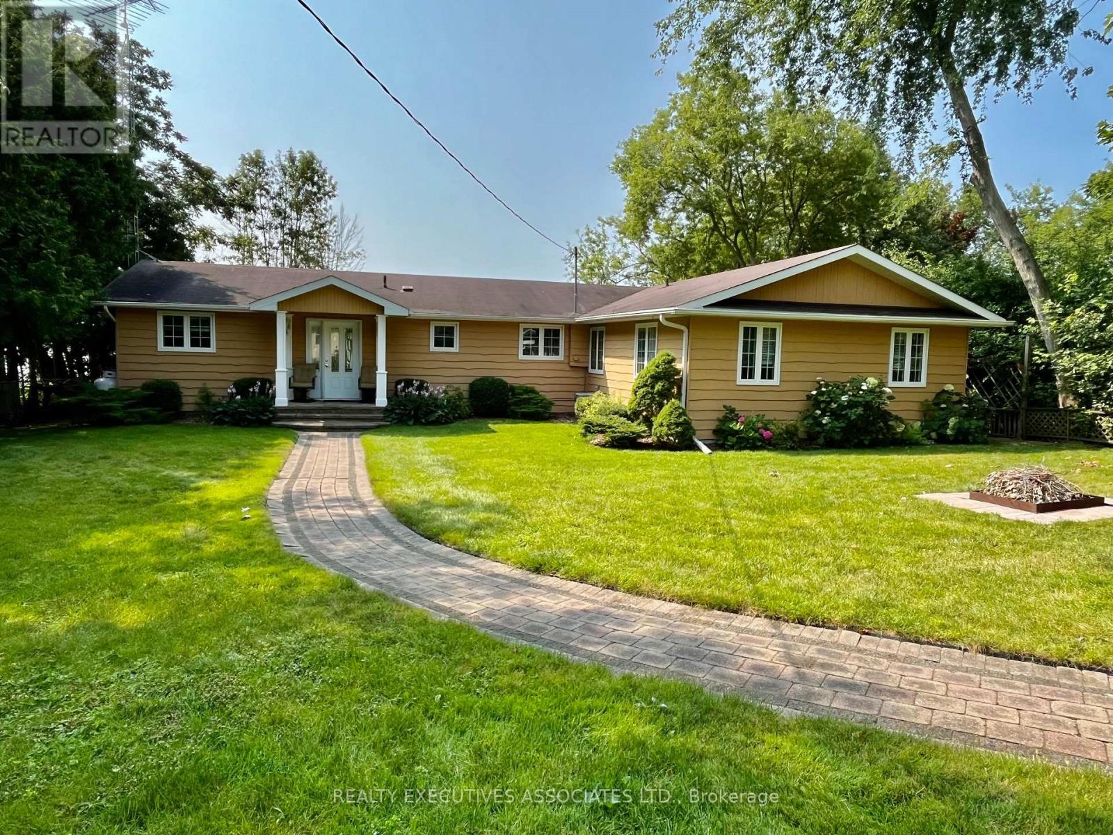 22 LAKEVIEW BOULEVARD