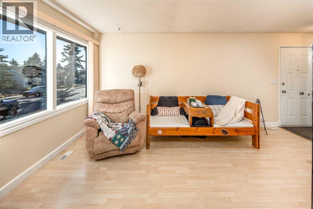 112 Shawmeadows Crescent SW