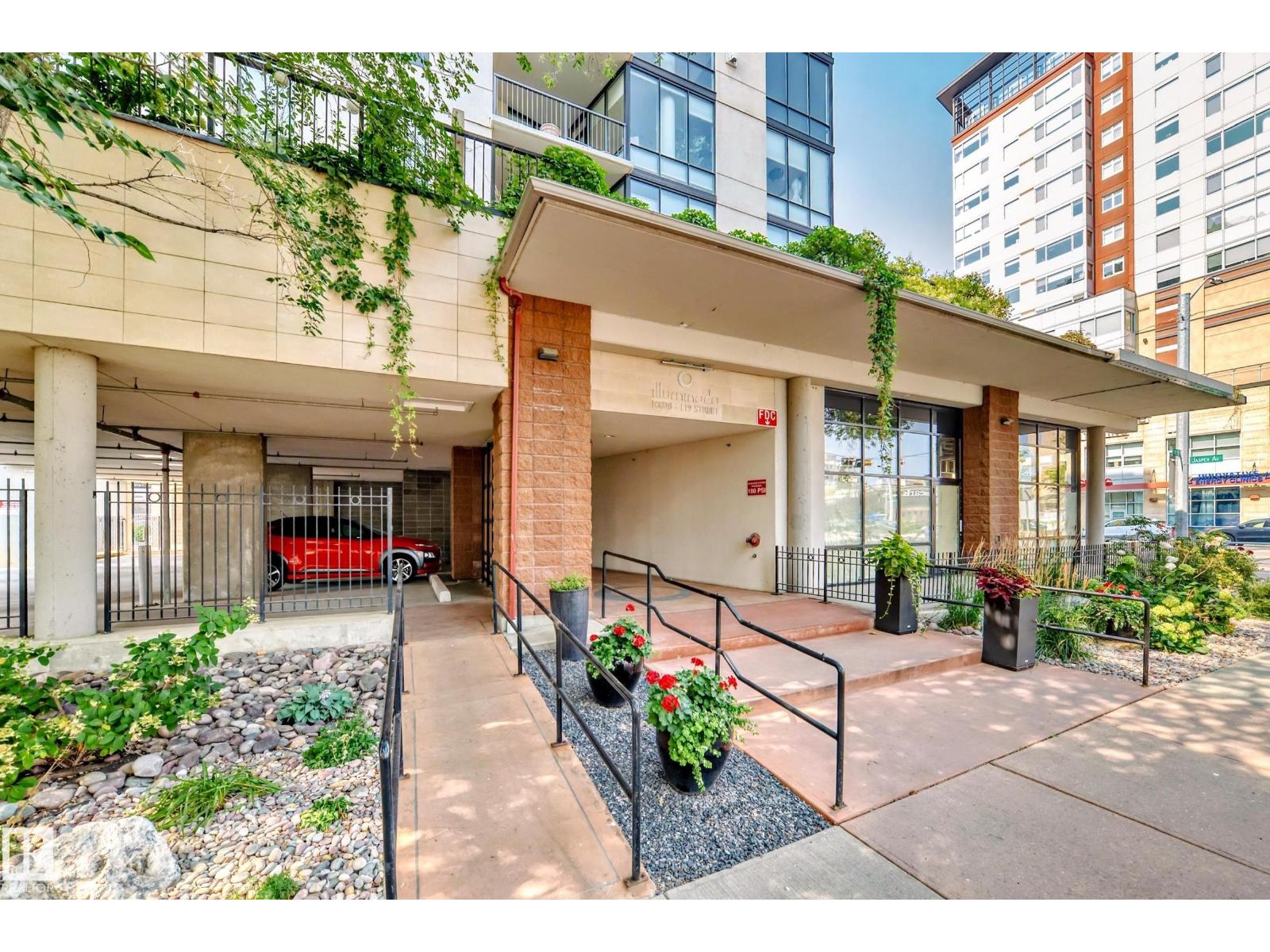 #404 10028 119 ST NW