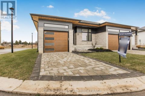 1 - 110 COASTAL CRESCENT Lambton Shores (Grand Bend) ON N0M1T0
