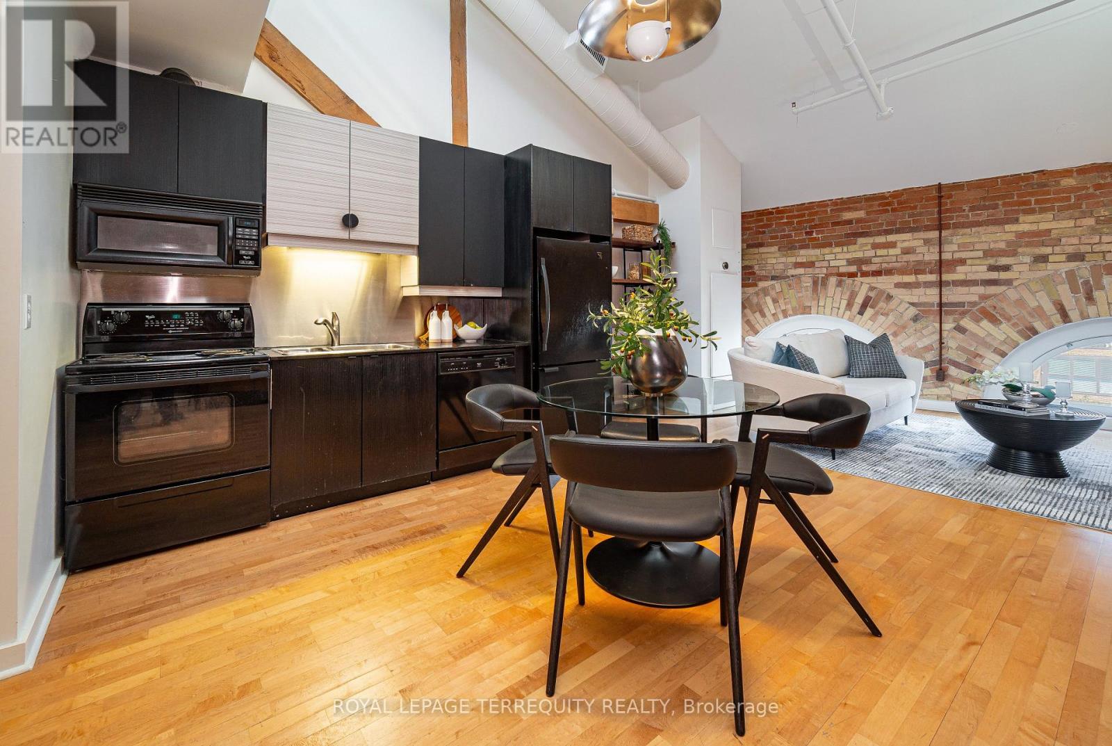 409 - 81A FRONT STREET E